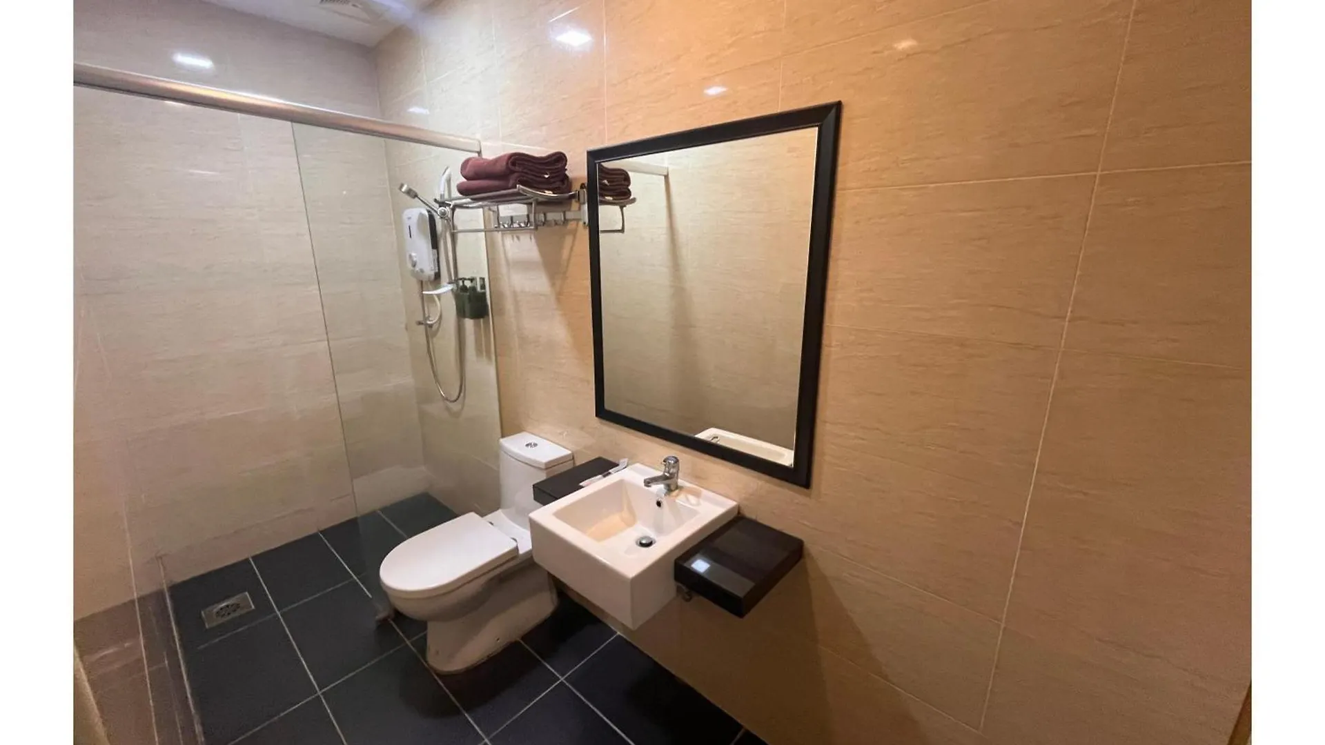 Capital O 91074 Grand World Hotel Johor Bahru