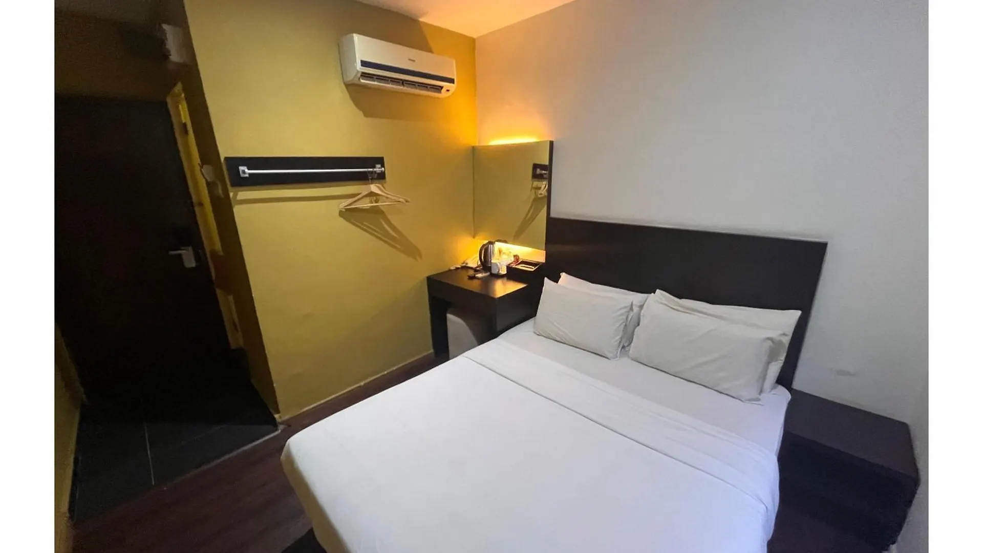 Capital O 91074 Grand World Hotel Johor Bahru