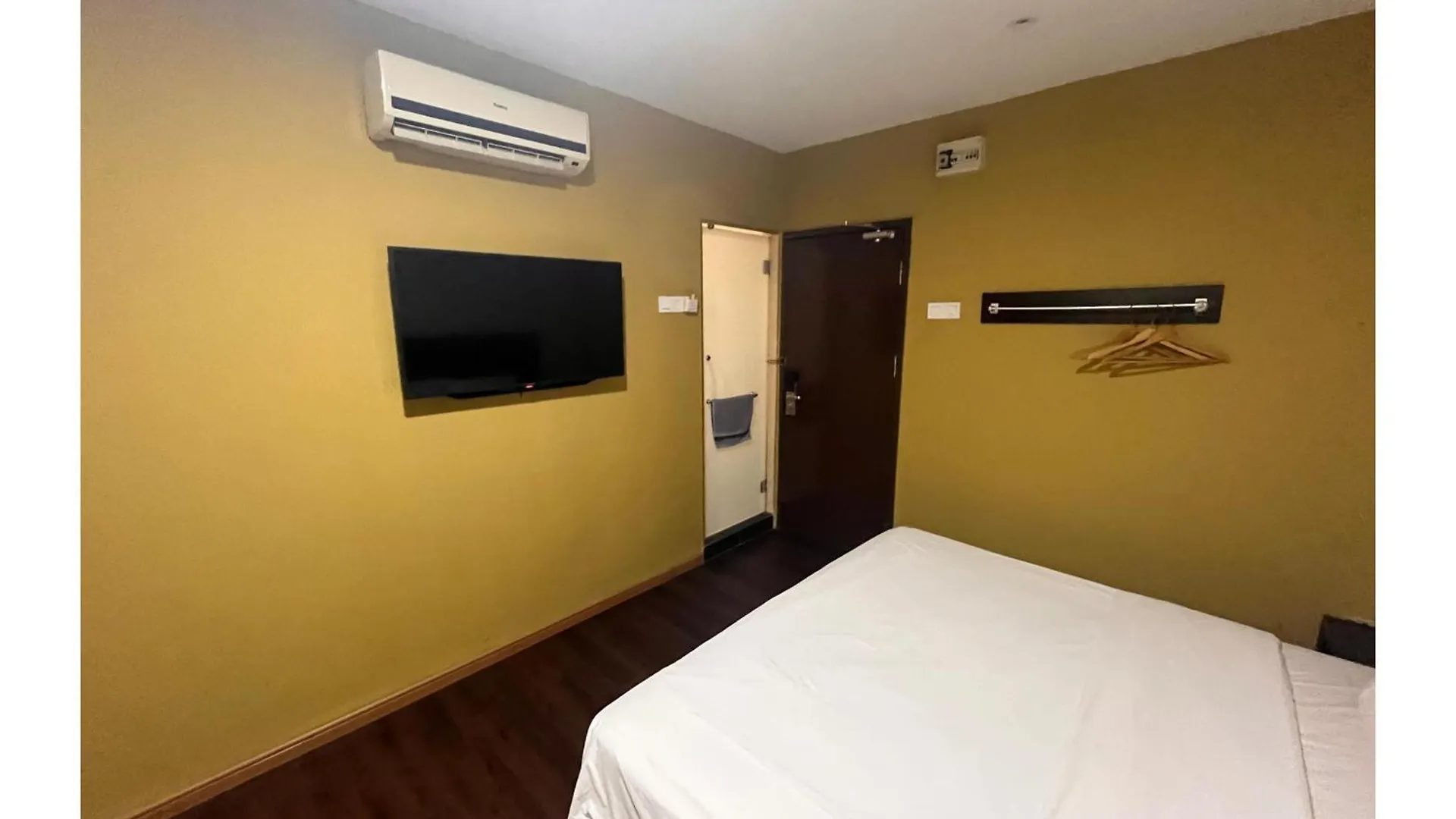 Capital O 91074 Grand World Hotel Johor Bahru