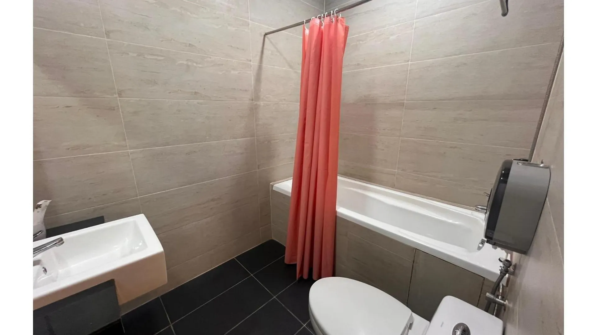 Capital O 91074 Grand World Hotel Johor Bahru